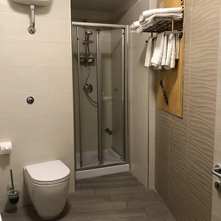 فندق مبيت وإفطار Napoli City Inn 4*